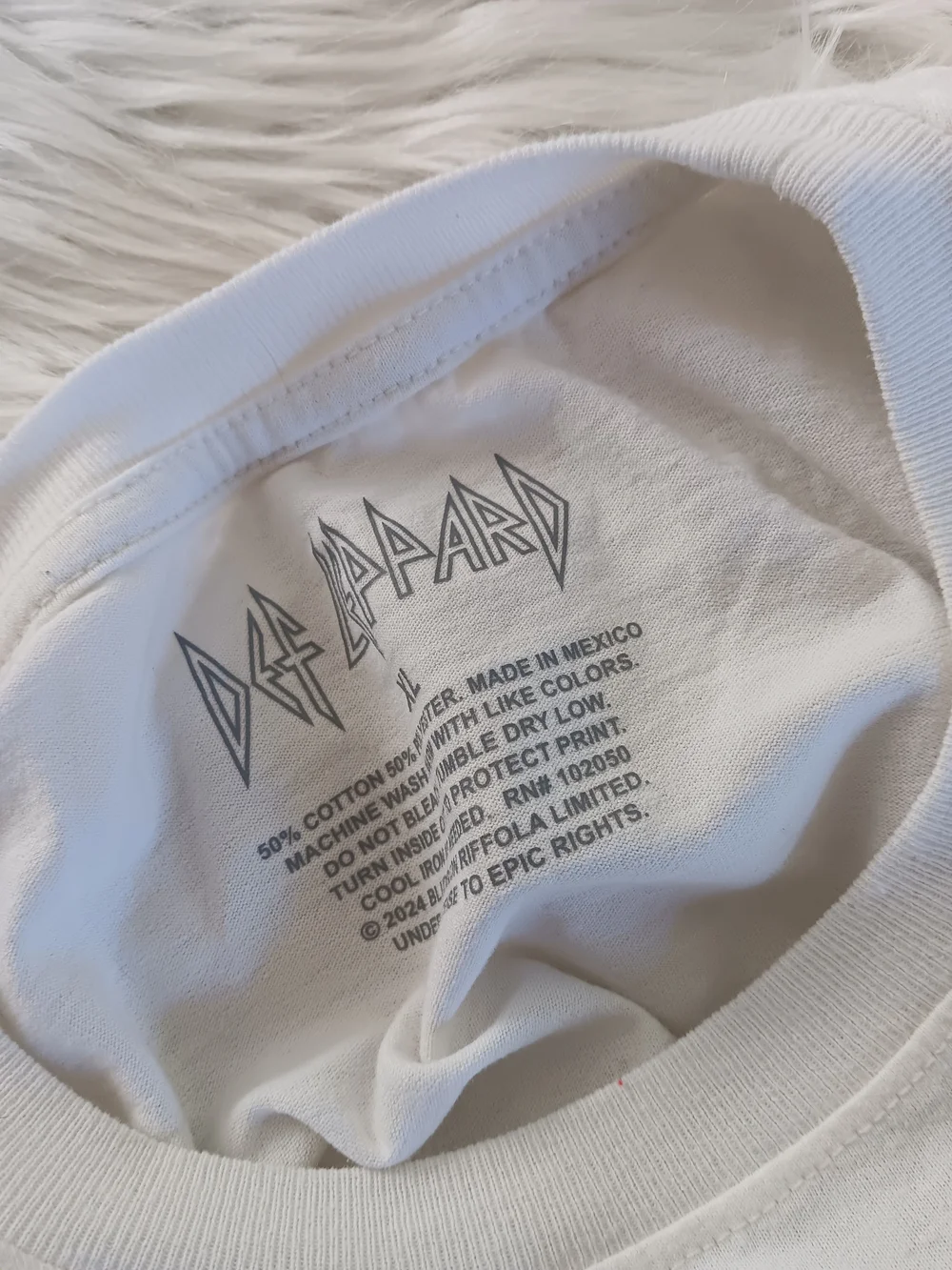 🍃 Sold 🍃 Def Leppard 80s Hysteria Tiger Graphic Short Sleeve Rock Band Tee - Picture 2 of 3